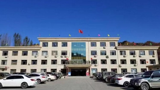龍興礦業(yè)集團(tuán)狠抓質(zhì)量保安全?青山依舊映藍(lán)天