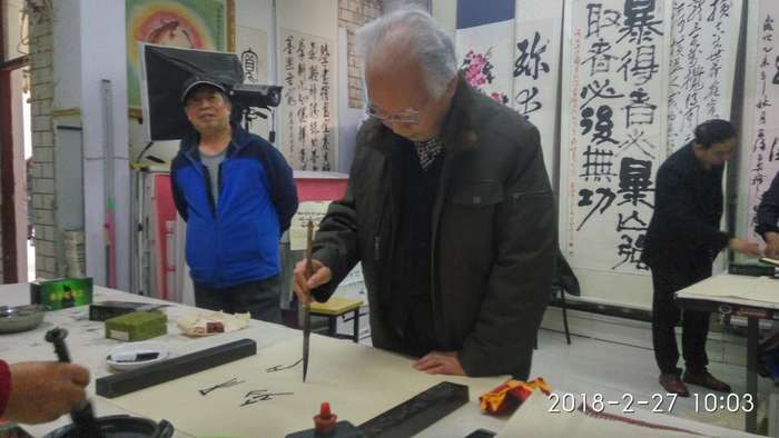 安陽市文聯(lián)主席、書協(xié)主席李建學(xué)、代表書協(xié)親切慰問老藝術(shù)家
