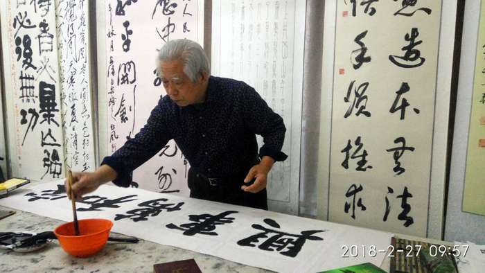安陽市文聯(lián)主席、書協(xié)主席李建學(xué)、代表書協(xié)親切慰問老藝術(shù)家