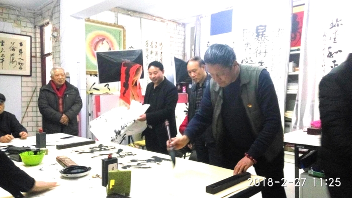 安陽市文聯(lián)主席、書協(xié)主席李建學(xué)、代表書協(xié)親切慰問老藝術(shù)家