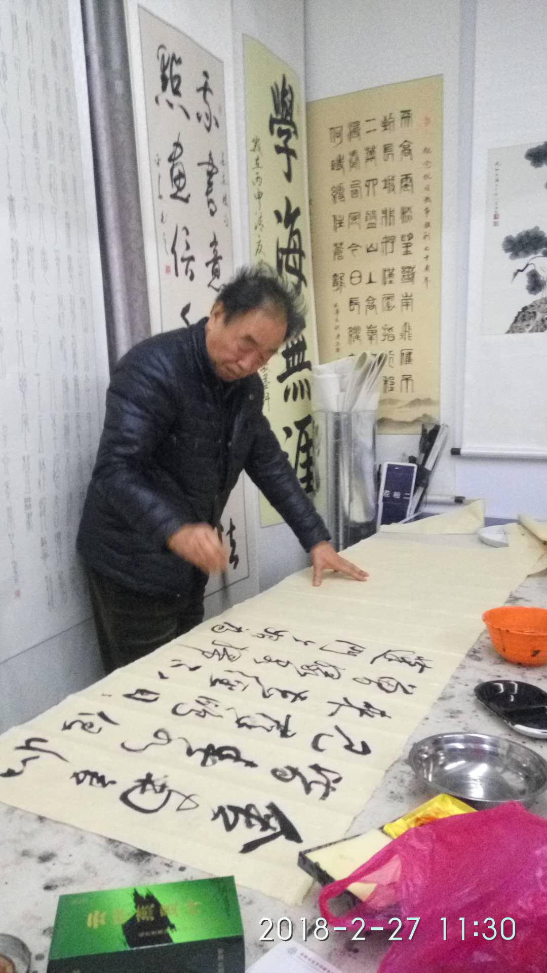 安陽市文聯(lián)主席、書協(xié)主席李建學(xué)、代表書協(xié)親切慰問老藝術(shù)家