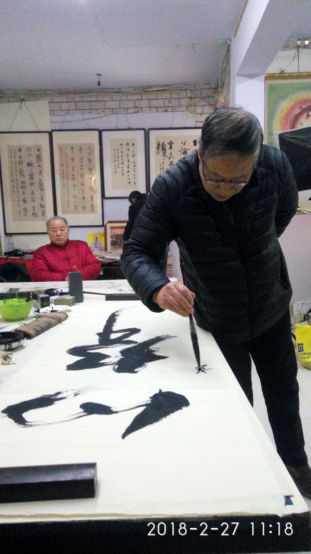 安陽市文聯(lián)主席、書協(xié)主席李建學(xué)、代表書協(xié)親切慰問老藝術(shù)家