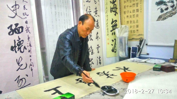 安陽市文聯(lián)主席、書協(xié)主席李建學(xué)、代表書協(xié)親切慰問老藝術(shù)家