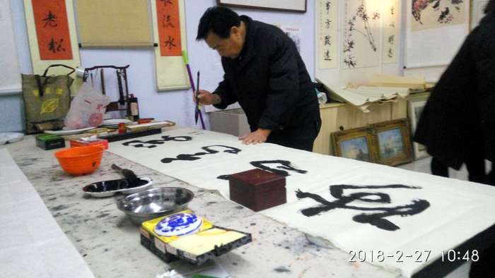 安陽市文聯(lián)主席、書協(xié)主席李建學(xué)、代表書協(xié)親切慰問老藝術(shù)家