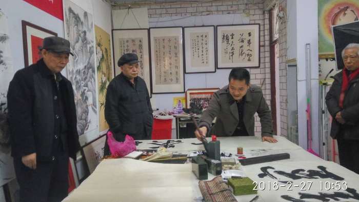安陽市文聯(lián)主席、書協(xié)主席李建學(xué)、代表書協(xié)親切慰問老藝術(shù)家