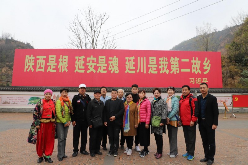 CCTⅤ欄目運(yùn)營(yíng)總監(jiān)劉嘉有，帶隊(duì)紅色經(jīng)典輕騎兵藝術(shù)團(tuán)延安行