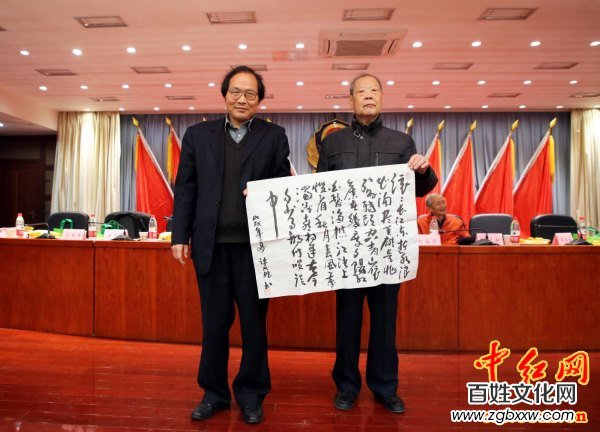 著名軍旅詩人殷德江詩歌創(chuàng)作60年作品研討會(huì)在京召開——德性光耀大地昭齊魯子弟文品，江河情激浪花揚(yáng)軍旅老兵詩才（組圖）