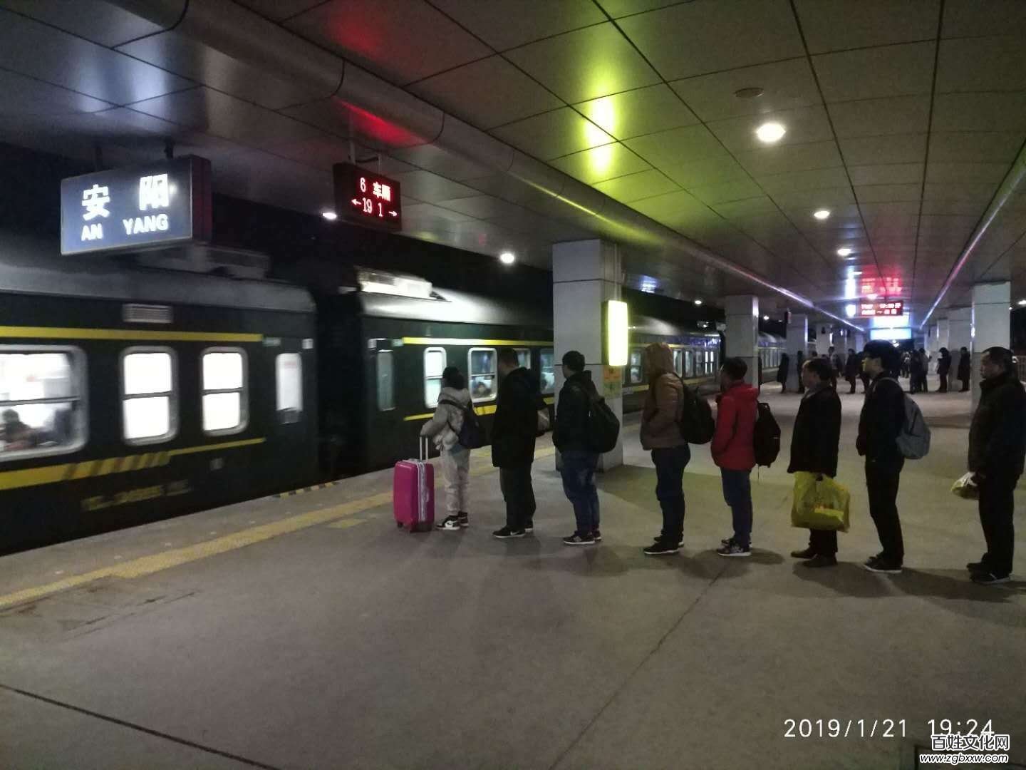 安陽(yáng)火車(chē)站首創(chuàng)普速車(chē)站站臺(tái)電子車(chē)廂標(biāo)