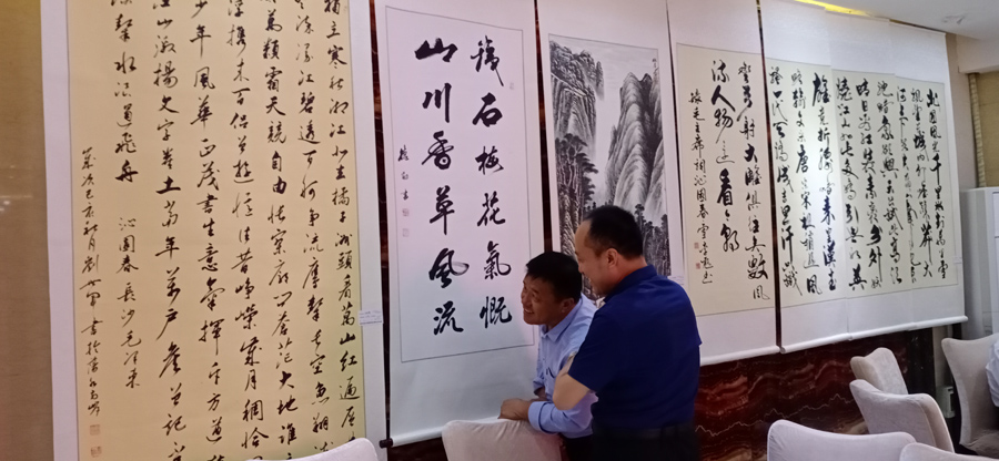 安陽(yáng)老年書(shū)畫(huà)研究會(huì)文峰區(qū)分會(huì)成立暨慶祝建國(guó)七十周年書(shū)畫(huà)展隆重舉行