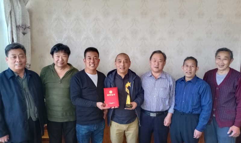 中華現(xiàn)代文學藝術促進會執(zhí)行主席林臏為第二屆中國當代實力派書畫名家張志剛頒獎