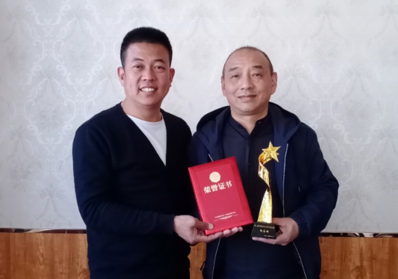 中華現(xiàn)代文學藝術促進會執(zhí)行主席林臏為第二屆中國當代實力派書畫名家張志剛頒獎