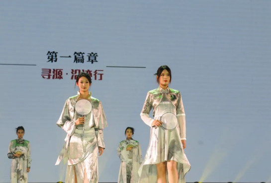 內(nèi)蒙古藝術(shù)學(xué)院設(shè)計(jì)學(xué)院成功舉辦2023屆畢業(yè)生服裝設(shè)計(jì)作品展演活動(dòng)