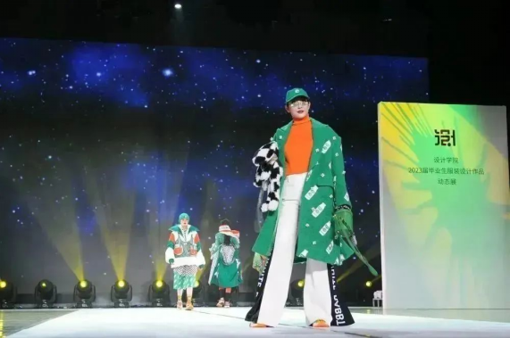 內(nèi)蒙古藝術(shù)學(xué)院設(shè)計學(xué)院成功舉辦2023屆畢業(yè)生服裝設(shè)計作品展演活動 內(nèi)蒙古藝術(shù)學(xué)院設(shè)計學(xué)院成功舉辦2023屆畢業(yè)生服裝設(shè)計作品展演活動