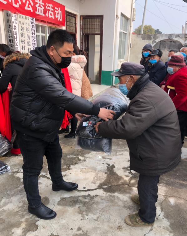 正念正心宗教學(xué)研究院執(zhí)行院長(zhǎng)張磊為家鄉(xiāng)孤寡老人捐贈(zèng)衣物生活物品 正念正心宗教學(xué)研究院執(zhí)行院長(zhǎng)張磊為家鄉(xiāng)孤寡老人捐贈(zèng)衣物生活物品