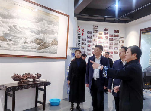 海安市市長譚真一行到蘇隅美術館調研