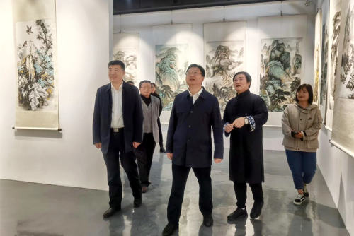 海安市市長譚真一行到蘇隅美術館調研