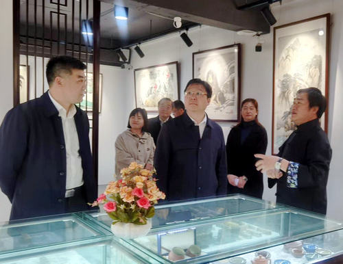海安市市長譚真一行到蘇隅美術館調研