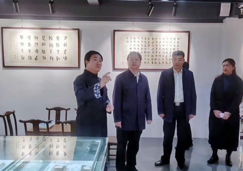海安市市長譚真一行到蘇隅美術館調研