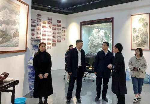 海安市市長譚真一行到蘇隅美術館調研