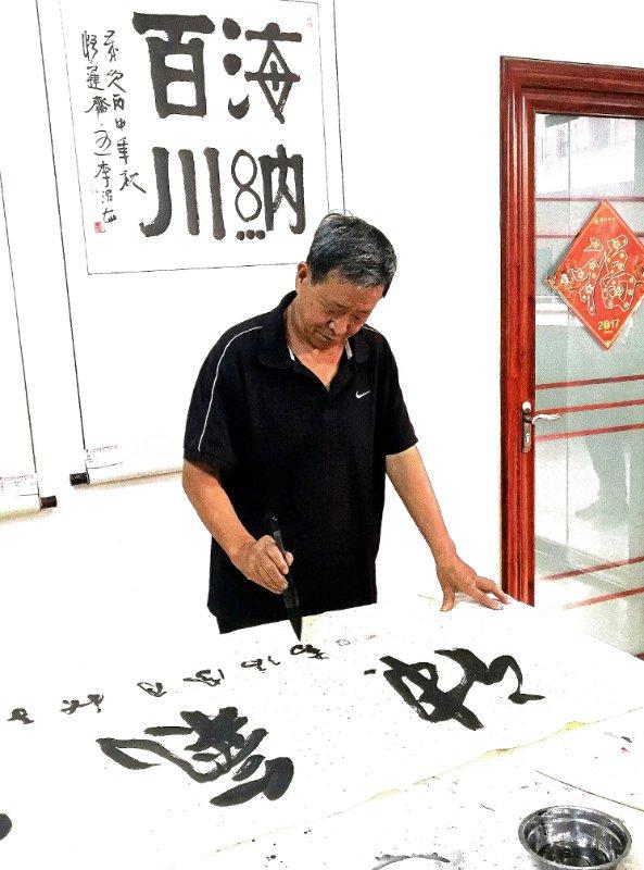 安陽(yáng)市洹上名門(mén)書(shū)畫(huà)院舉行“慶國(guó)慶.迎中秋”活動(dòng)