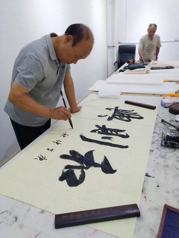 安陽(yáng)市洹上名門(mén)書(shū)畫(huà)院舉行“慶國(guó)慶.迎中秋”活動(dòng)