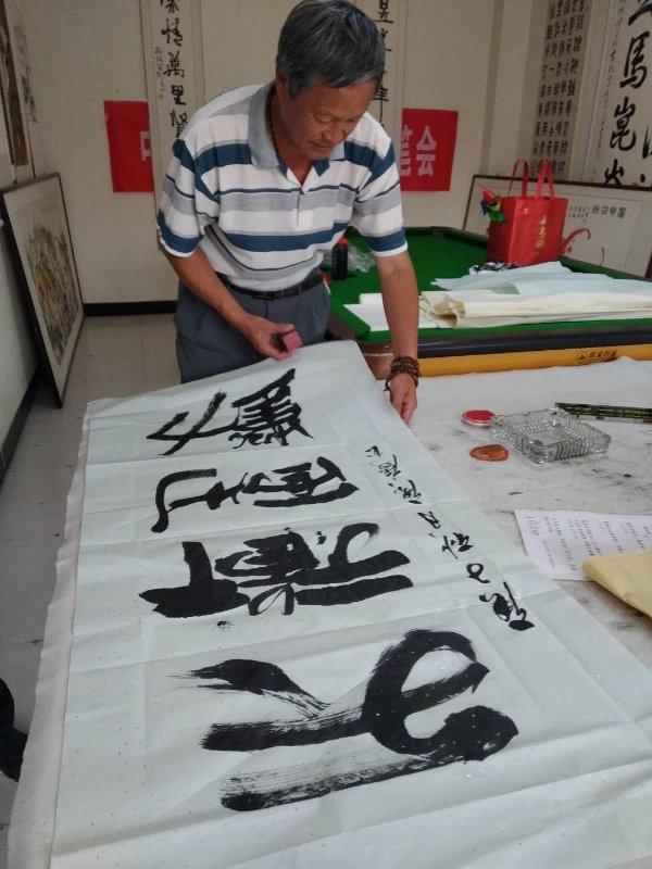 安陽(yáng)市洹上名門(mén)書(shū)畫(huà)院舉行“慶國(guó)慶.迎中秋”活動(dòng)
