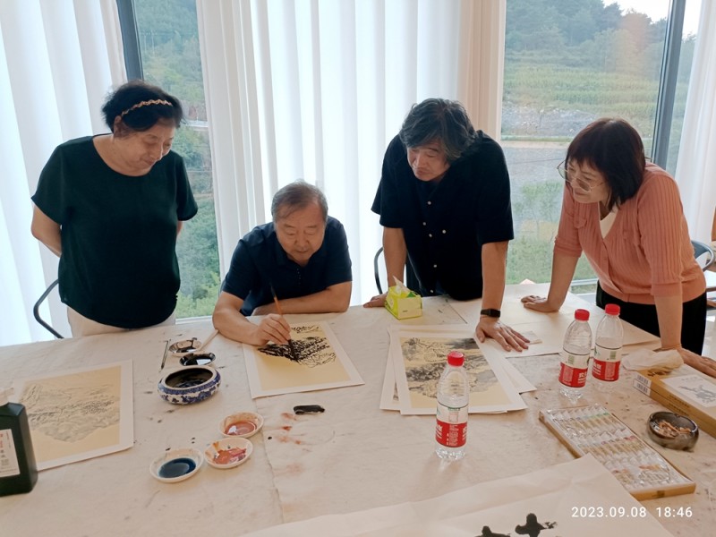 中華靳氏部分書(shū)畫(huà)名家南太行寫(xiě)生創(chuàng)作暨第四屆藝術(shù)研討會(huì)在王莽嶺三寶山莊舉行