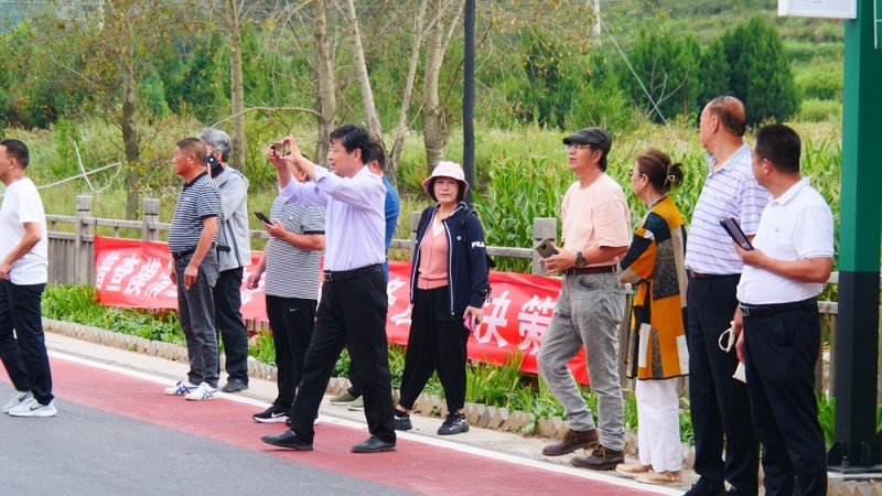 中華靳氏部分書(shū)畫(huà)名家南太行寫(xiě)生創(chuàng)作暨第四屆藝術(shù)研討會(huì)在王莽嶺三寶山莊舉行