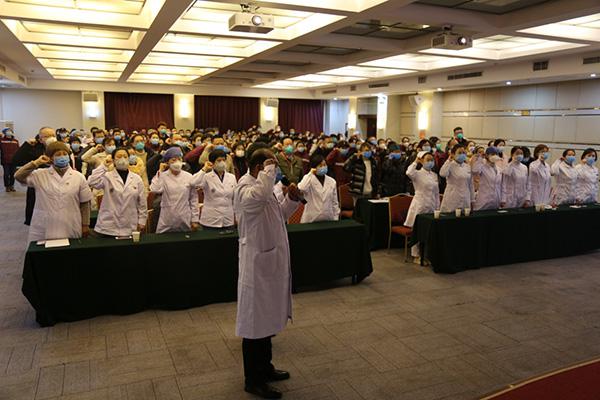 1月27日，在武漢市蔡甸區(qū)執(zhí)行新型冠狀病毒肺炎疫情援助任務(wù)的遼寧省醫(yī)療隊(duì)，成立臨時(shí)黨支部，全體醫(yī)護(hù)人員向黨旗鄭重宣誓，堅(jiān)決打贏新冠肺炎疫情防控阻擊戰(zhàn)。