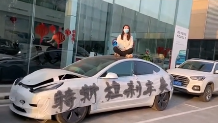 女車主質(zhì)疑特斯拉剎車失靈！車展會場門口雇車模維權(quán)